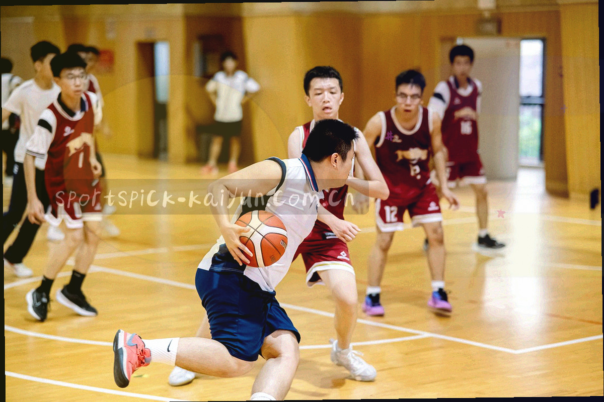 摊开的旧栏目稿纸与旁边打开的文件档案对照画面
